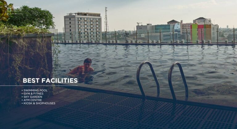Bersantai dan segarkan diri di kolam renang VidaView Apartement dengan pemandangan kota Makassar yang indah.