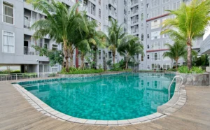 Kolam Renang Tropis di VidaView Apartemen Makassar